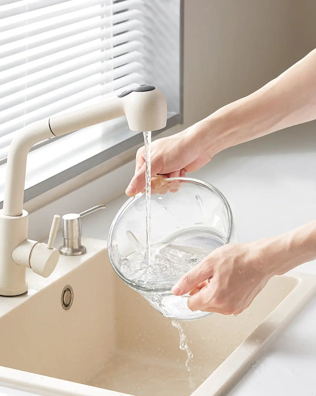 Gaabor electric meat grinder features a large 2-liter capacity, non-toxic glass material MG-15M02A