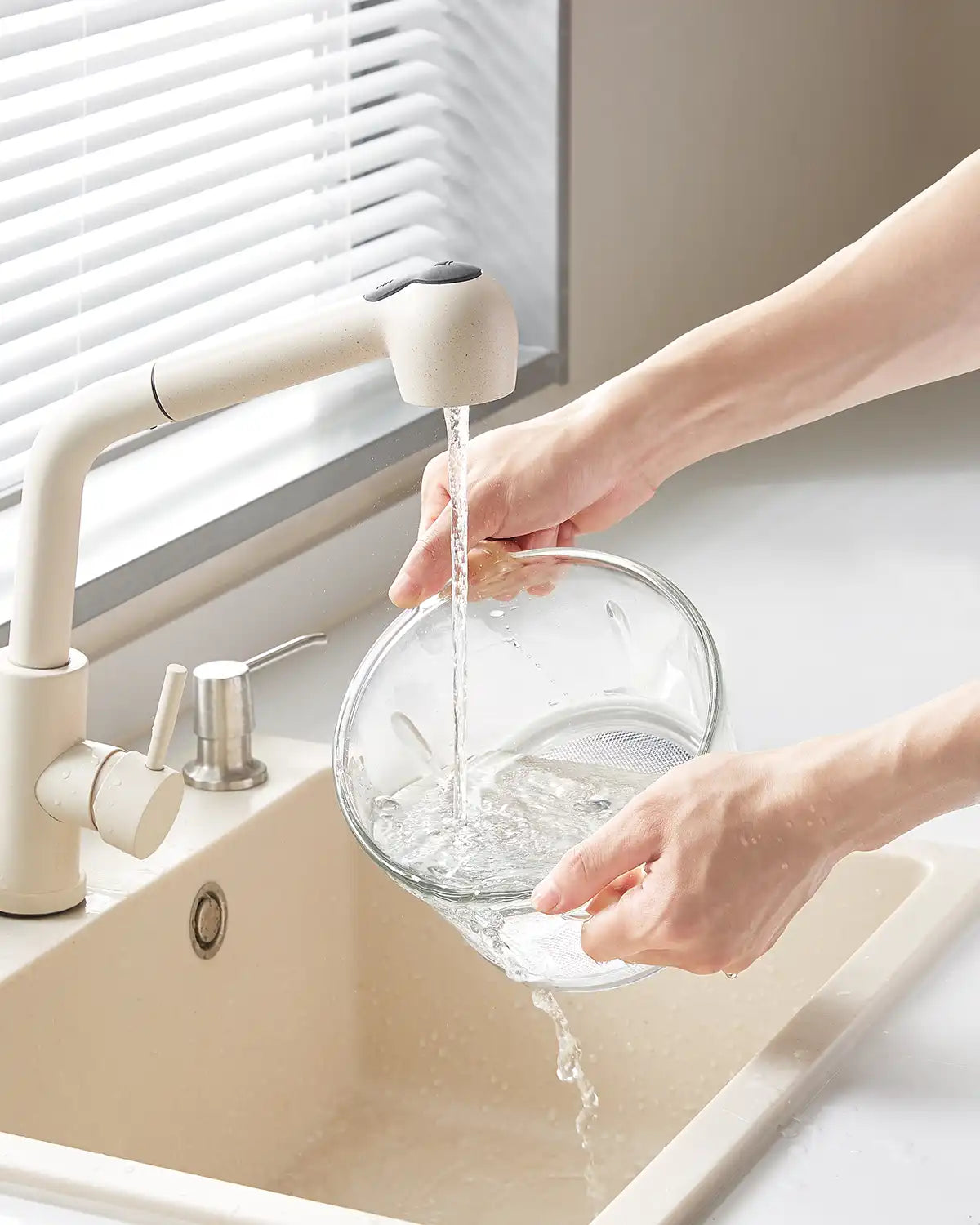 Gaabor electric meat grinder features a large 2-liter capacity, non-toxic glass material MG-15M02A
